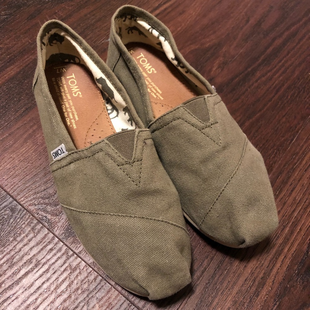 Toms olive green, size 7
